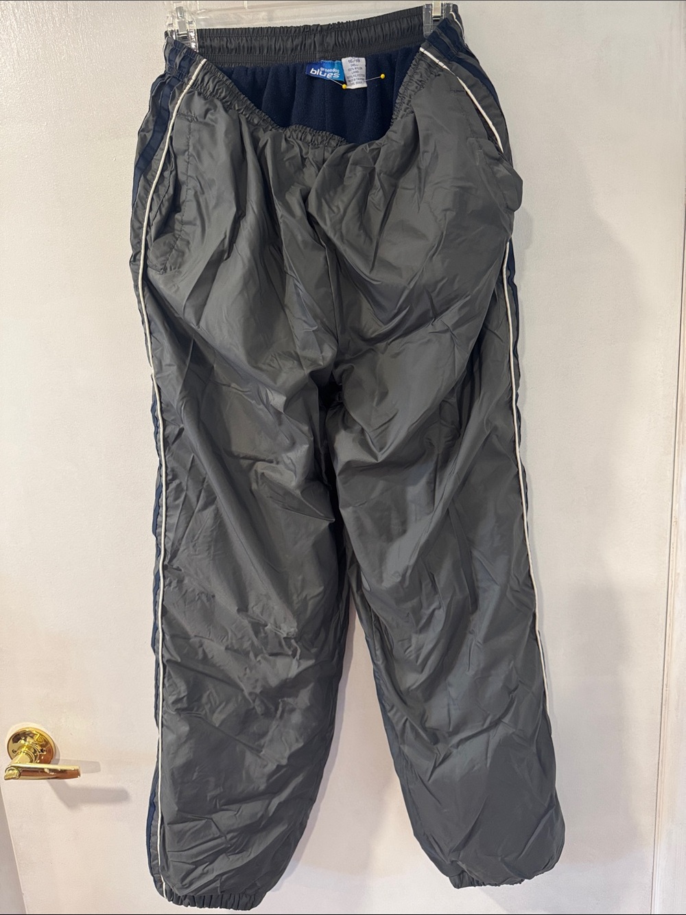 Gray Insulated snow Pants. Kid size 16-18. Fit men size Small